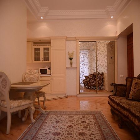 Apartment For Rent On Deribasovskaya Street Odessa Exterior foto